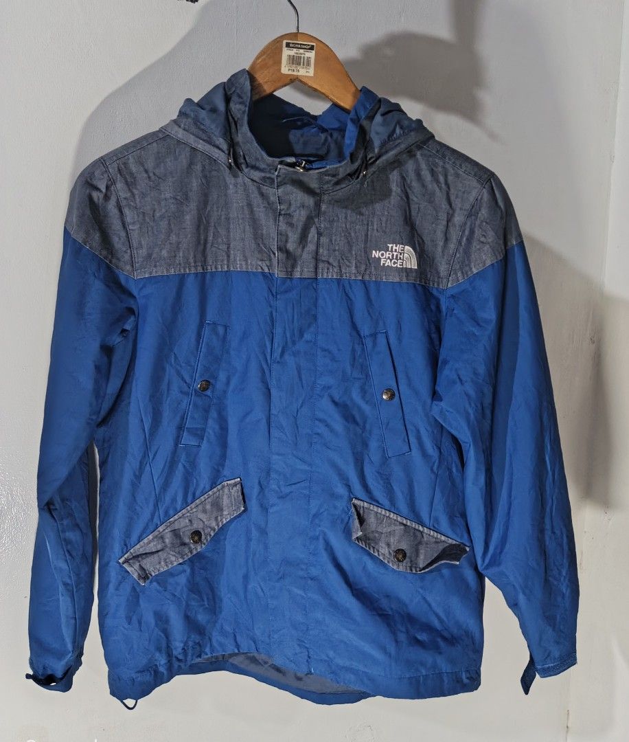 THE NORTH FACE mountain parka (Category: Hiking & Camping) located in Cebu City. Submitted by glennbryceland031185 (Listing ID 1463079005, Image 1). Description: Brand: The North Face Design: Two-tone color design with buttoned flap pockets Hood: Detachable Condition: Super Saiyan; all hardware is fully functional, ready to wear. Price: Nego Size:see pictures for sizing...