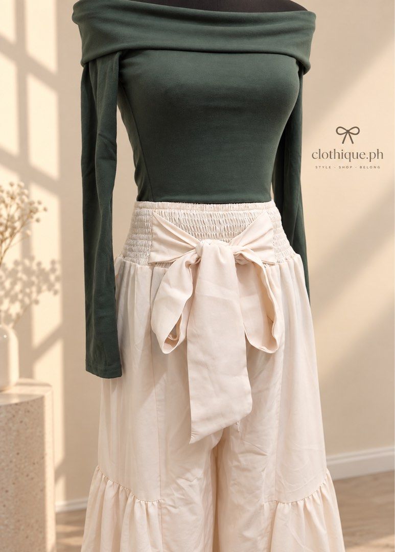 Tiered Ribbon Wide-Leg Pants (Category: Jeans) located in Makati City. Submitted by clothique.ph (Listing ID 1462905852, Image 3). Description: ୨୧ ˚₊‧ 𝓣𝓲𝓮𝓻𝓮𝓭 𝓡𝓲𝓫𝓫𝓸𝓷 𝓦𝓲𝓭𝓮-𝓛𝓮𝓰 𝓟𝓪𝓷𝓽𝓼 ˚₊‧୨୧ 𐙚 𝓕𝓵𝓸𝔀𝔂 • 𝓕𝓮𝓶𝓲𝓷𝓲𝓷𝓮 • 𝓔𝓯𝓯𝓸𝓻𝓽𝓵𝓮𝓼𝓼𝓵𝔂 𝓒𝓱𝓲𝓬 🎀🤍 ♡ 𝓑𝓻𝓪𝓷𝓭 𝓝𝓮𝔀 ♡ 𝓦𝓲𝓽𝓱 𝓘𝓷𝓭𝓲𝓿𝓲𝓭𝓾𝓪𝓵 𝓟𝓸𝓾𝓬𝓱 ♡ 𝓖𝓪𝓻𝓽𝓮𝓻𝓮𝓭 𝓦𝓪𝓲𝓼𝓽 ♡ 𝓢𝓲𝔃𝓮: 𝓜𝓮𝓭𝓲𝓾𝓶 ♡ 𝟣 𝓼𝓽𝓸𝓬𝓴 𝓸𝓷𝓵𝔂 🛍️✨ 𐙚 𝓣𝓱𝓮 𝓹𝓮𝓻𝓯
