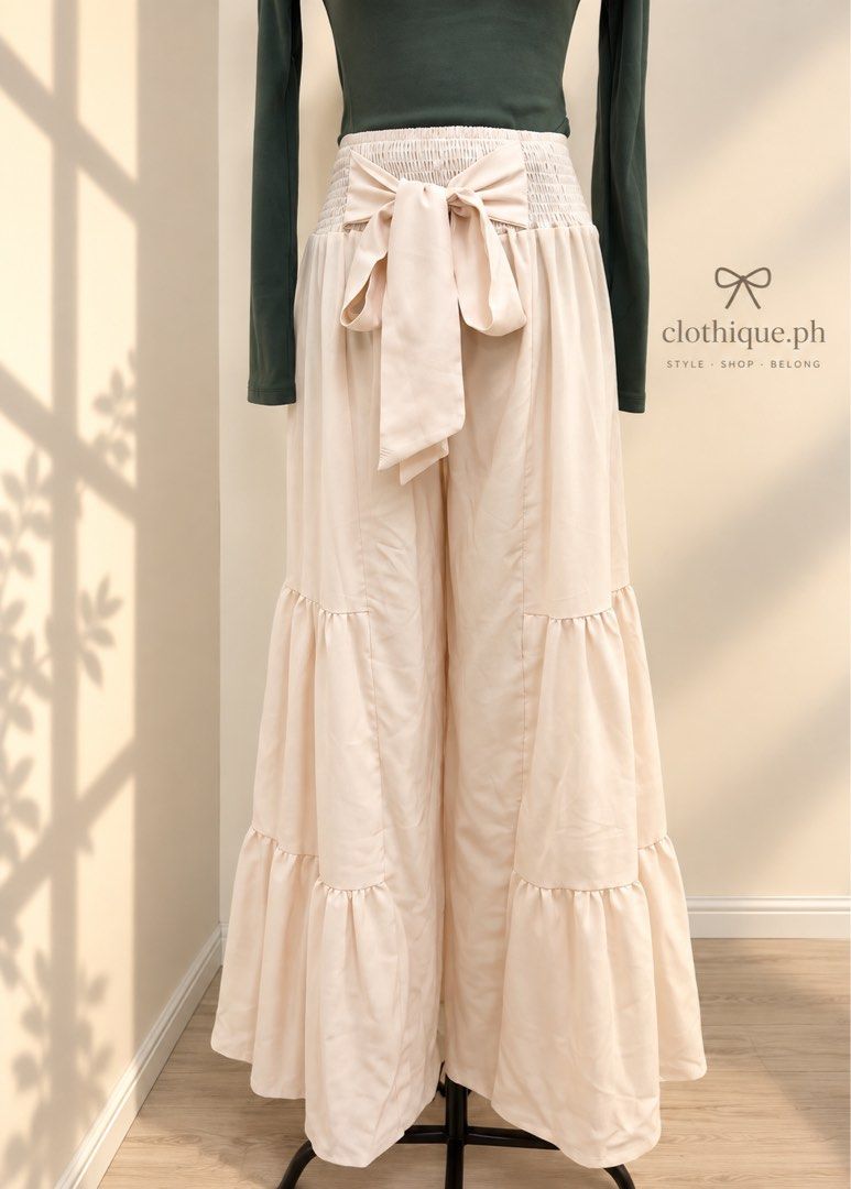 Tiered Ribbon Wide-Leg Pants (Category: Jeans) located in Makati City. Submitted by clothique.ph (Listing ID 1462905852, Image 2). Description: ୨୧ ˚₊‧ 𝓣𝓲𝓮𝓻𝓮𝓭 𝓡𝓲𝓫𝓫𝓸𝓷 𝓦𝓲𝓭𝓮-𝓛𝓮𝓰 𝓟𝓪𝓷𝓽𝓼 ˚₊‧୨୧ 𐙚 𝓕𝓵𝓸𝔀𝔂 • 𝓕𝓮𝓶𝓲𝓷𝓲𝓷𝓮 • 𝓔𝓯𝓯𝓸𝓻𝓽𝓵𝓮𝓼𝓼𝓵𝔂 𝓒𝓱𝓲𝓬 🎀🤍 ♡ 𝓑𝓻𝓪𝓷𝓭 𝓝𝓮𝔀 ♡ 𝓦𝓲𝓽𝓱 𝓘𝓷𝓭𝓲𝓿𝓲𝓭𝓾𝓪𝓵 𝓟𝓸𝓾𝓬𝓱 ♡ 𝓖𝓪𝓻𝓽𝓮𝓻𝓮𝓭 𝓦𝓪𝓲𝓼𝓽 ♡ 𝓢𝓲𝔃𝓮: 𝓜𝓮𝓭𝓲𝓾𝓶 ♡ 𝟣 𝓼𝓽𝓸𝓬𝓴 𝓸𝓷𝓵𝔂 🛍️✨ 𐙚 𝓣𝓱𝓮 𝓹𝓮𝓻𝓯