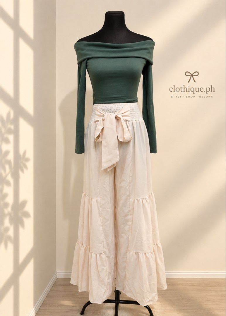 Tiered Ribbon Wide-Leg Pants (Category: Jeans) located in Makati City. Submitted by clothique.ph (Listing ID 1462905852, Image 1). Description: ୨୧ ˚₊‧ 𝓣𝓲𝓮𝓻𝓮𝓭 𝓡𝓲𝓫𝓫𝓸𝓷 𝓦𝓲𝓭𝓮-𝓛𝓮𝓰 𝓟𝓪𝓷𝓽𝓼 ˚₊‧୨୧ 𐙚 𝓕𝓵𝓸𝔀𝔂 • 𝓕𝓮𝓶𝓲𝓷𝓲𝓷𝓮 • 𝓔𝓯𝓯𝓸𝓻𝓽𝓵𝓮𝓼𝓼𝓵𝔂 𝓒𝓱𝓲𝓬 🎀🤍 ♡ 𝓑𝓻𝓪𝓷𝓭 𝓝𝓮𝔀 ♡ 𝓦𝓲𝓽𝓱 𝓘𝓷𝓭𝓲𝓿𝓲𝓭𝓾𝓪𝓵 𝓟𝓸𝓾𝓬𝓱 ♡ 𝓖𝓪𝓻𝓽𝓮𝓻𝓮𝓭 𝓦𝓪𝓲𝓼𝓽 ♡ 𝓢𝓲𝔃𝓮: 𝓜𝓮𝓭𝓲𝓾𝓶 ♡ 𝟣 𝓼𝓽𝓸𝓬𝓴 𝓸𝓷𝓵𝔂 🛍️✨ 𐙚 𝓣𝓱𝓮 𝓹𝓮𝓻𝓯