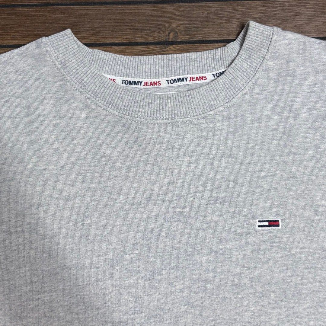 Tommy Hilfiger Sweater (Category: Coats, Jackets and Outerwear) located in Bacolod City. Submitted by treasurehuntsv2 (Listing ID 1462946570, Image 3). Description: Tommy Hilfiger Sweater Condition – excellent Color Rate –9.5/10 Flaws – None ✅ Size: Dimensions: Width – 23 Length –29 Mine – 1000 FREE SHIPPING.