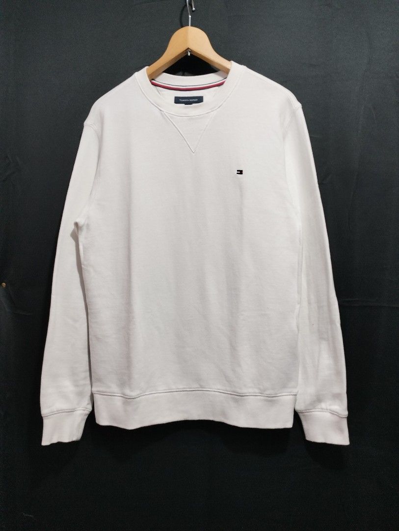 Tommy Hilfiger White Sweater (Category: Coats, Jackets and Outerwear) located in Lapu Lapu. Submitted by kalyengkalat01 (Listing ID 1462944295, Image 1). Description: Tommy Hilfiger White Sweater For Men ( Heavy Cotton ) — Regular Fit Size : Medium Dimes : 19 Width 26 Length Color rate : 9.8 out of 10 —————————— Authentic | Legit 💯 Condition : Like New / Excellent ‼️ ISSUE : NONE 🚶‍♂️ Washed & Ready to Wear.