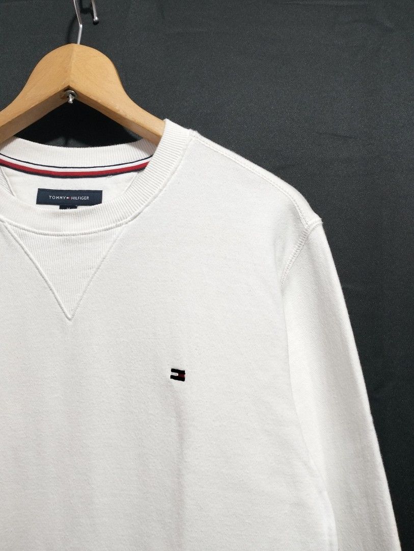 Tommy Hilfiger White Sweater (Category: Coats, Jackets and Outerwear) located in Lapu Lapu. Submitted by kalyengkalat01 (Listing ID 1462944295, Image 2). Description: Tommy Hilfiger White Sweater For Men ( Heavy Cotton ) — Regular Fit Size : Medium Dimes : 19 Width 26 Length Color rate : 9.8 out of 10 —————————— Authentic | Legit 💯 Condition : Like New / Excellent ‼️ ISSUE : NONE 🚶‍♂️ Washed & Ready to Wear.