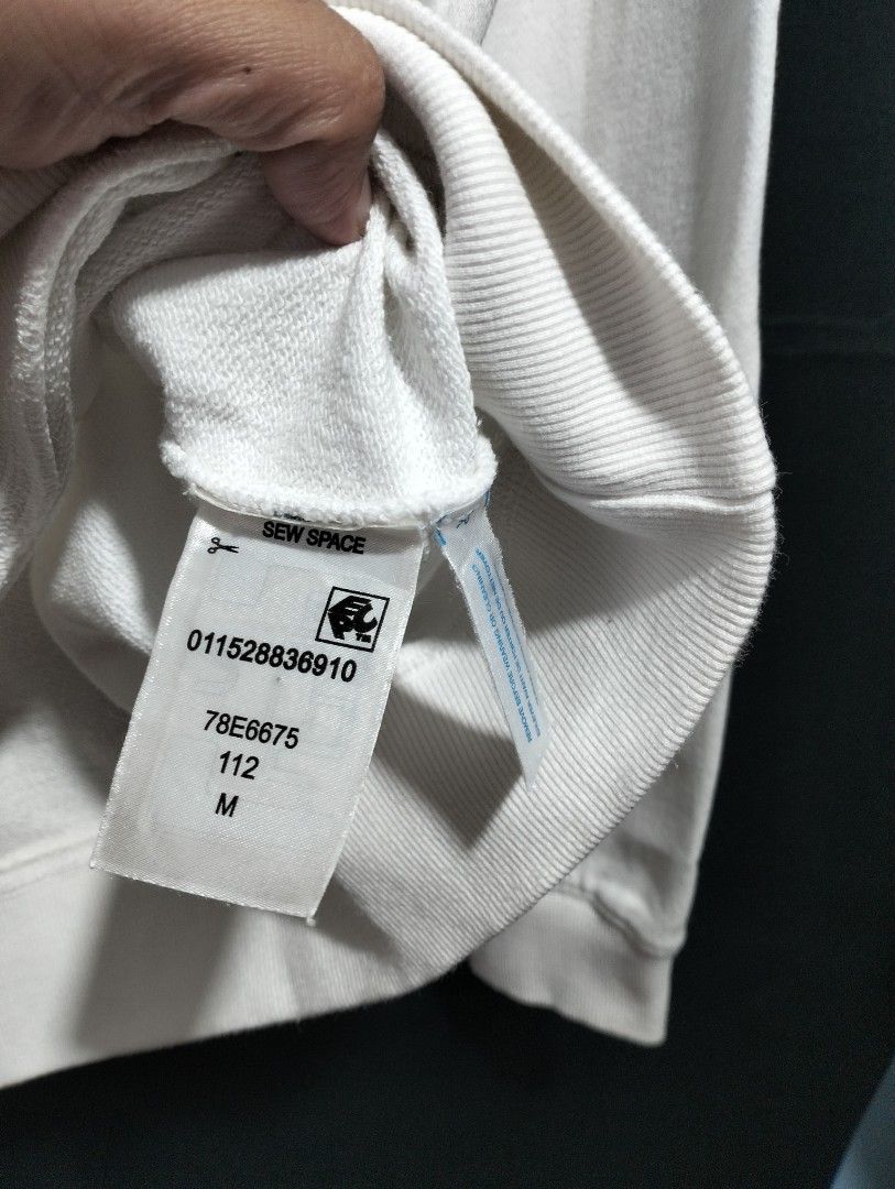 Tommy Hilfiger White Sweater (Category: Coats, Jackets and Outerwear) located in Lapu Lapu. Submitted by kalyengkalat01 (Listing ID 1462944295, Image 3). Description: Tommy Hilfiger White Sweater For Men ( Heavy Cotton ) — Regular Fit Size : Medium Dimes : 19 Width 26 Length Color rate : 9.8 out of 10 —————————— Authentic | Legit 💯 Condition : Like New / Excellent ‼️ ISSUE : NONE 🚶‍♂️ Washed & Ready to Wear.