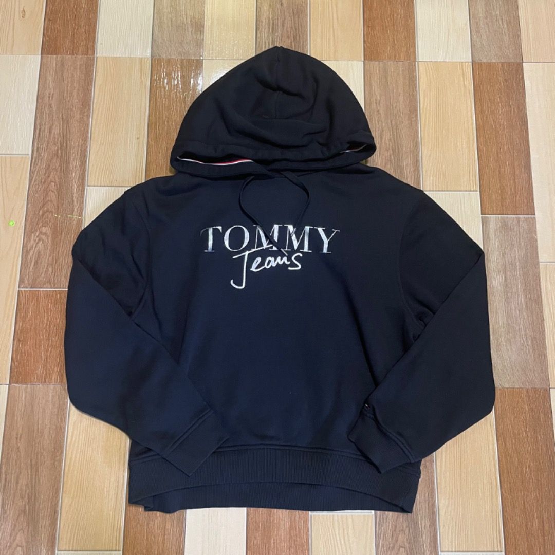 Tommy Jeans Hoodie (Category: Hoodies) located in Tacloban City. Submitted by revive_fits (Listing ID 1463009382, Image 2). Description: THRIFTED ITEM (OFF/LEGIT).