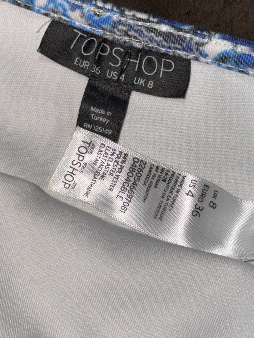 TOPSHOP blue cropped top (Category: Sleeveless) located in Valenzuela. Submitted by julijulyxoxo (Listing ID 1463088307, Image 2). Description: where to find me: Facebook: Julianne Leigh (post is already up) Instagram: shop.loveandrelove (might post updates/items here too) MOP: maribank, gcash, maya MOD: J&T Express Item is unwashed. Please wash immediately before wearing!.