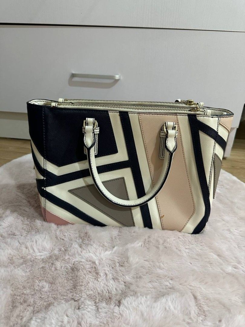 Tory Burch Tote Bag (Category: Luxury Bags & Wallets) located in Antipolo. Submitted by hazyhaze21 (Listing ID 1462975854, Image 1). Description: in good condition with small mark on the front never been used.