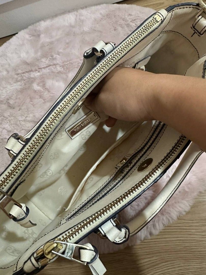 Tory Burch Tote Bag (Category: Luxury Bags & Wallets) located in Antipolo. Submitted by hazyhaze21 (Listing ID 1462975854, Image 2). Description: in good condition with small mark on the front never been used.