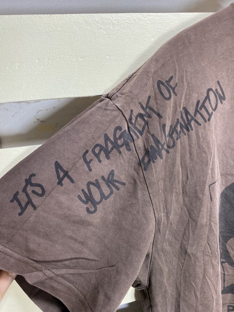 Travis scott cactus jack x fragment hiroshi tee (Category: Tshirts & Polo Shirts ) located in Surigao. Submitted by ricsons (Listing ID 1463047082, Image 3). Description: 23.5x28 dimension 9/10 color rate Issue crack print at fades sa neck area pero ganda ng pagka fade bagay naman sya.