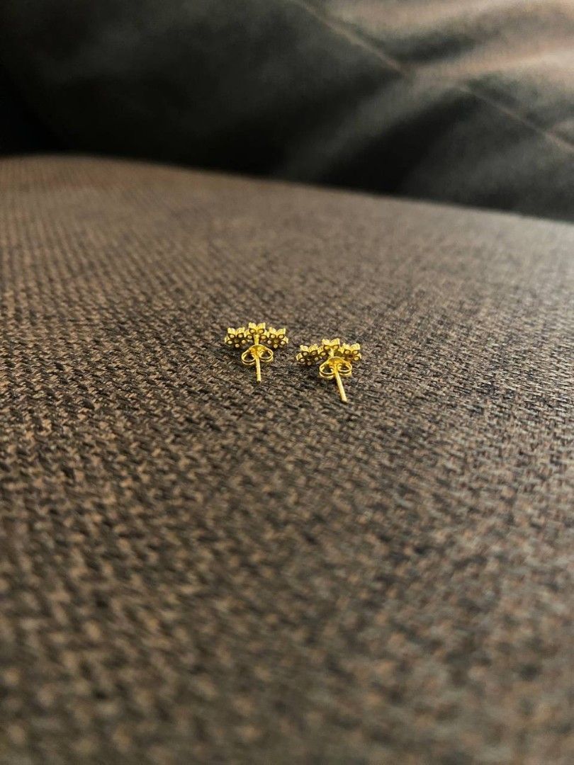 18K Saudi Gold Triple Moissanite Diamond Stud (Category: Earrings) located in Banga. Submitted by amorxa (Listing ID 1462935165, Image 2). Description: ONHAND!! 18K SAUDI GOLD EARRINGS TRIPLE MOISSANITE DIAMOND STUD ❎️BOGUS BUYER ❎️RETURN/EXCHANGE.