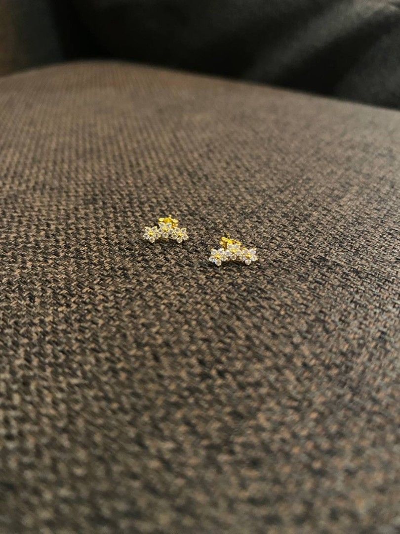 18K Saudi Gold Triple Moissanite Diamond Stud (Category: Earrings) located in Banga. Submitted by amorxa (Listing ID 1462935165, Image 3). Description: ONHAND!! 18K SAUDI GOLD EARRINGS TRIPLE MOISSANITE DIAMOND STUD ❎️BOGUS BUYER ❎️RETURN/EXCHANGE.