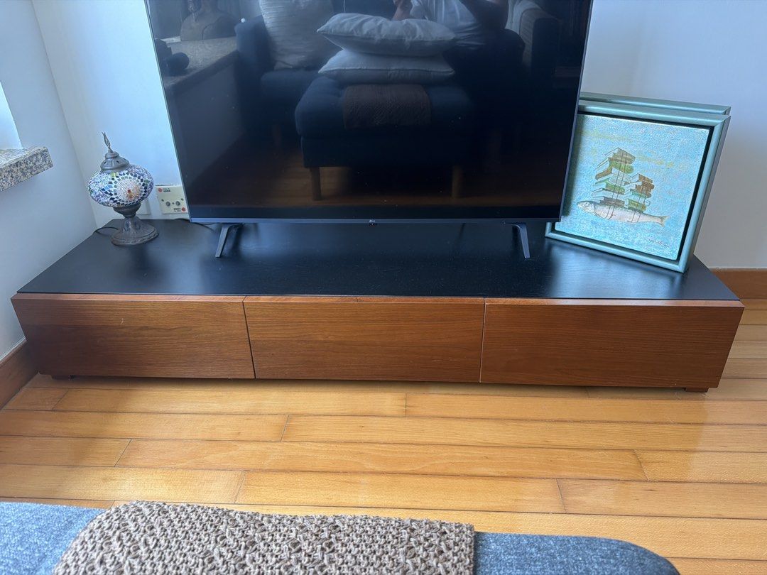 TV Console （分類：電視櫃）位於 Hong Kong。 由 spinj 提交（商品編號 1462934849，圖片 1）。簡介： TV console with 3 drawers, black top and wooden drawers. Good condition. 160cm x 48cm。