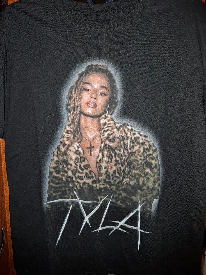Tyla Old Navy Graphic Shirt (Category: Babies & Kids Fashion) located in Bauang. Submitted by haniel29 (Listing ID 1462892431, Image 1). Description: - RFS: Decluttering - Brand: Old Navy.