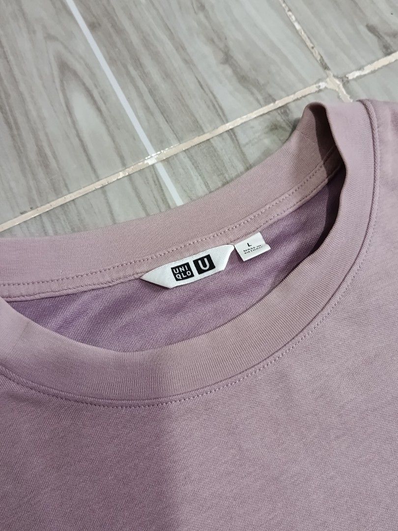 UNIQLO AIRISM TSHIRT (freeshipping) (Category: Tshirts & Polo Shirts ) located in Quezon City. Submitted by gyl-stop (Listing ID 1463018454, Image 2). Description: free shipping 23 x 27.5 very good condi cr: 9.5/10 issue: dirt stain sa likod.