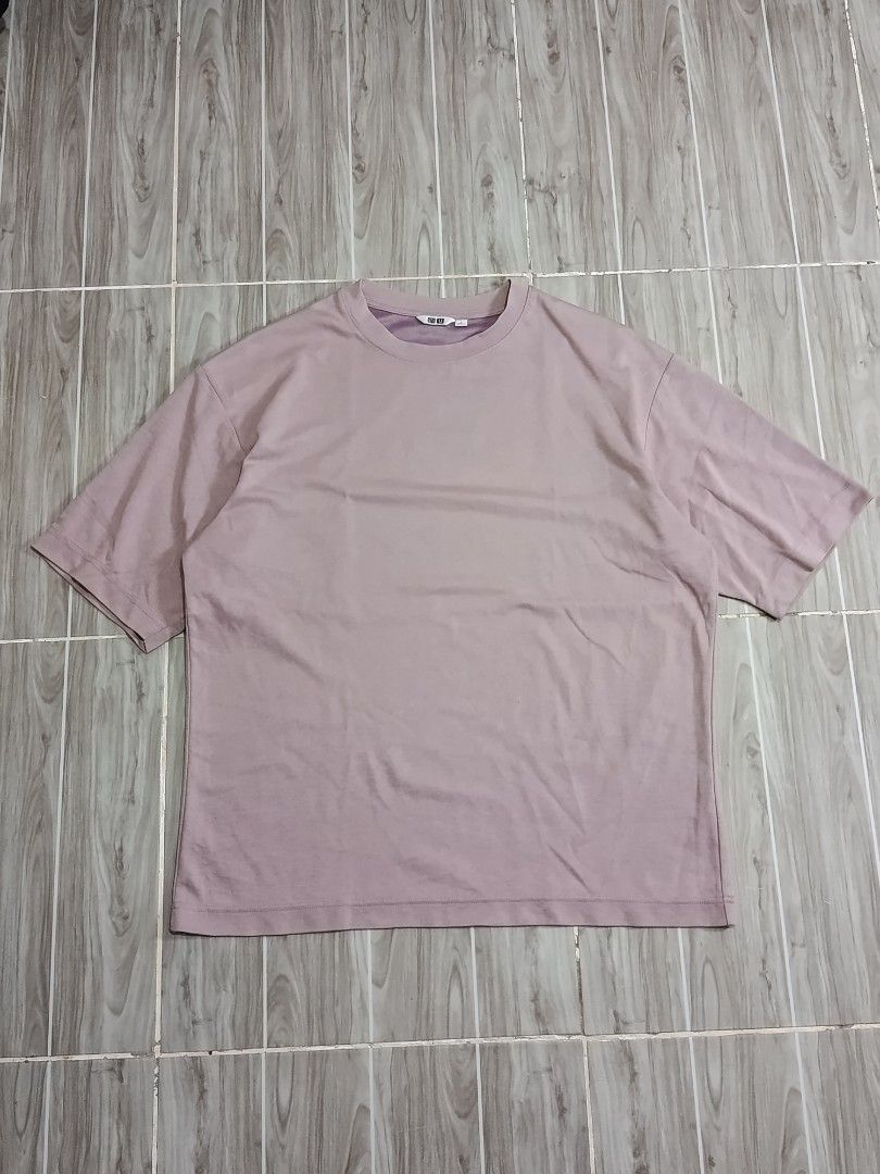 UNIQLO AIRISM TSHIRT (freeshipping) (Category: Tshirts & Polo Shirts ) located in Quezon City. Submitted by gyl-stop (Listing ID 1463018454, Image 1). Description: free shipping 23 x 27.5 very good condi cr: 9.5/10 issue: dirt stain sa likod.