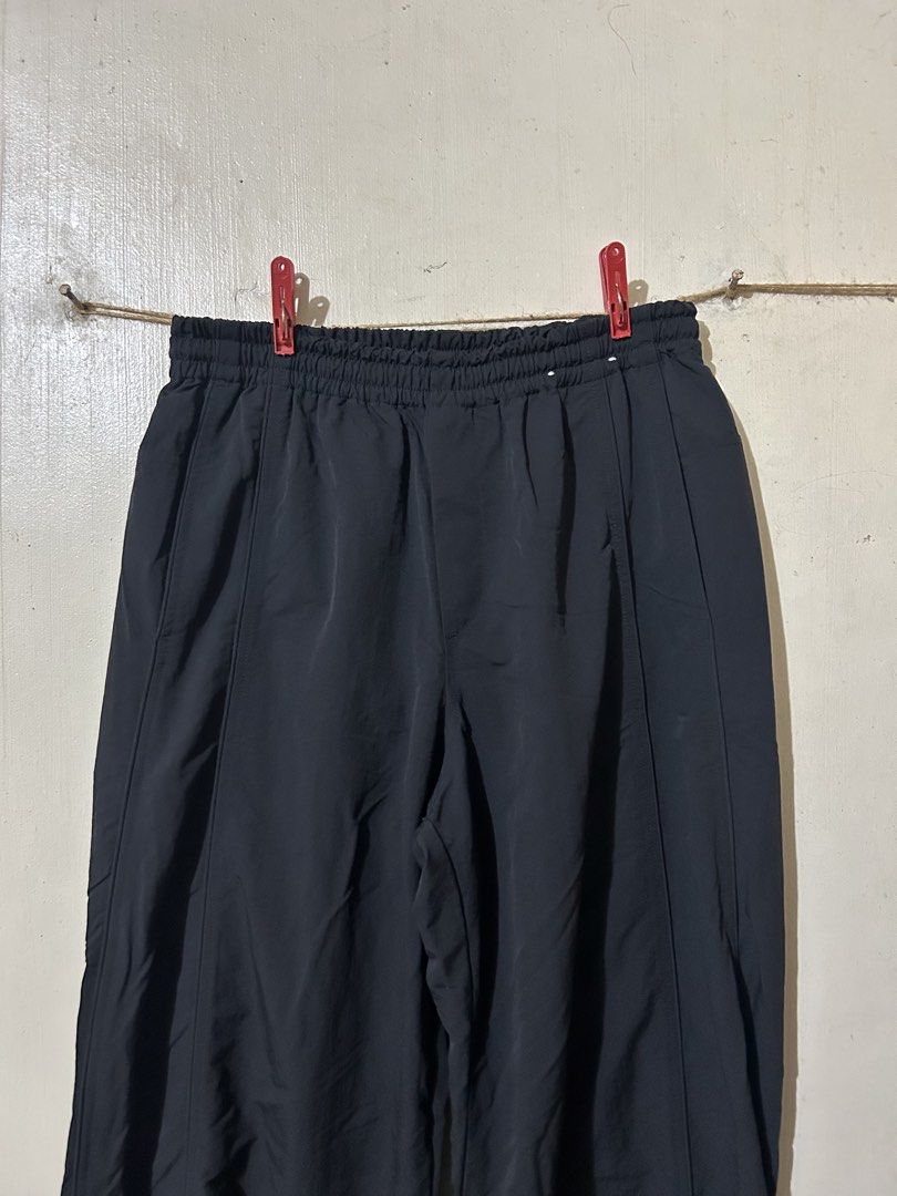 Uniqlo Black Parachute Pants (Category: Other Bottoms) located in General Santos City (Dadiangas). Submitted by yuungs (Listing ID 1462897471, Image 3). Description: - Uniqlo Black Nylon Parachute Pants - Size: S - Material: Made in Cambodia - Style: Perfect for casual outings or lounging at home - Versatile: Easily pairs with various tops Waist 26-34 Length 39.5 Leg opening 9.5 9.5/10 condition 1k + sf Can ship nationwide via J&T Loc: General Sa