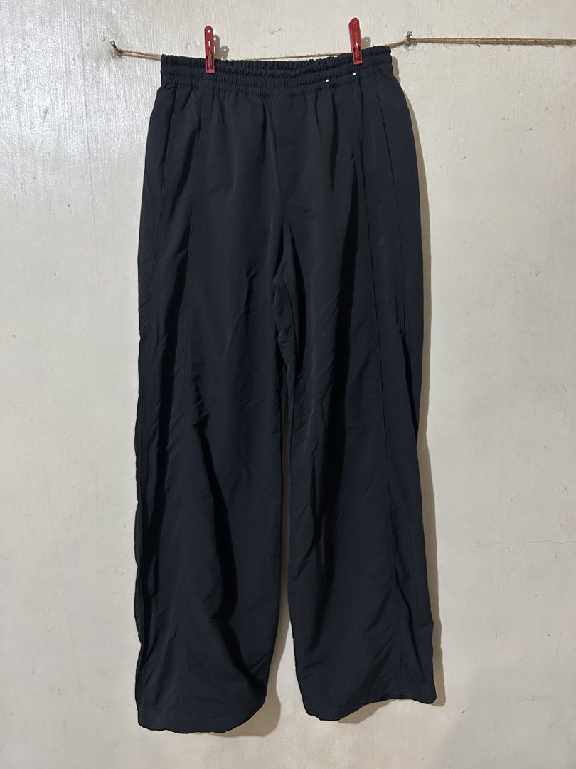 Uniqlo Black Parachute Pants (Category: Other Bottoms) located in General Santos City (Dadiangas). Submitted by yuungs (Listing ID 1462897471, Image 2). Description: - Uniqlo Black Nylon Parachute Pants - Size: S - Material: Made in Cambodia - Style: Perfect for casual outings or lounging at home - Versatile: Easily pairs with various tops Waist 26-34 Length 39.5 Leg opening 9.5 9.5/10 condition 1k + sf Can ship nationwide via J&T Loc: General Sa