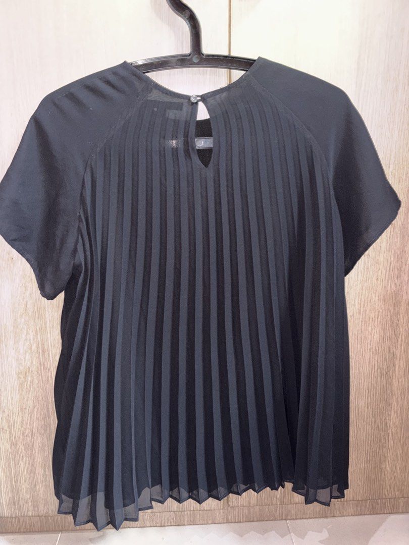 Uniqlo Top (Category: Blouses) located in Davao. Submitted by mielle_888 (Listing ID 1463115325, Image 3). Description: - Uniqlo black short sleeve top - Size: Medium (M) - Elegant pleated front detail - Chic keyhole opening at the back with button closure - All pre-loved items will be washed/sanitized prior to shipping .