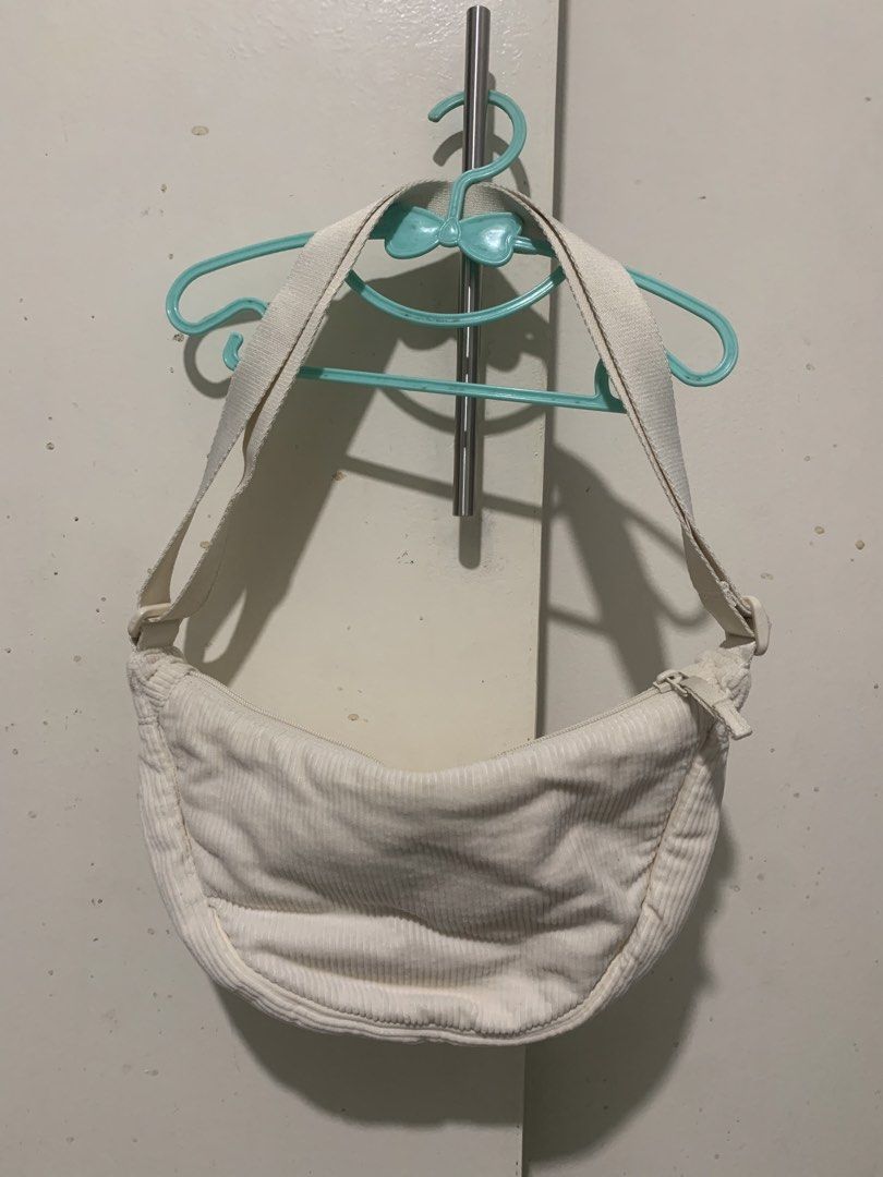 UNIQLO CORDUROY (DUMPLING BAG) (Category: Announcements) located in Manila. Submitted by nikwieue (Listing ID 1463039530, Image 1). Description: bnew condi natapon lang blush ko sa loob.. washable naman;)).