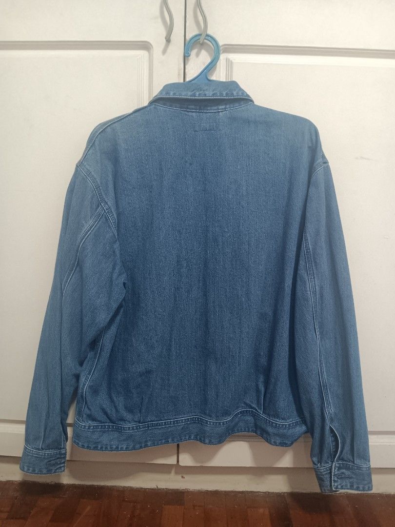 Uniqlo Denim Jacket (Size L) (Category: Coats, Jackets and Outerwear) located in Caloocan City. Submitted by jeyms16 (Listing ID 1463065492, Image 2). Description: Uniqlo Blue Denim Jacket (Size L), 100% cotton DIMENSIONS: W: 23 in. L: 25.5 in. RFS: Decluttering Mode of payment: GCash.