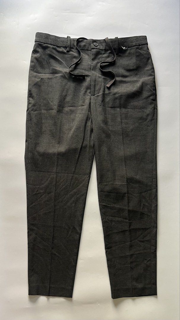 Uniqlo Ezy Smart Ankle Pants Checked Pattern in Gray (Category: Trousers) located in Caloocan City. Submitted by michaelmojicaa (Listing ID 1462976769, Image 2). Description: Uniqlo Ezy Smart Ankle Pants Checked Pattern in Gray Medium Waist 30-33 Length 37 Excellent condition No issue.