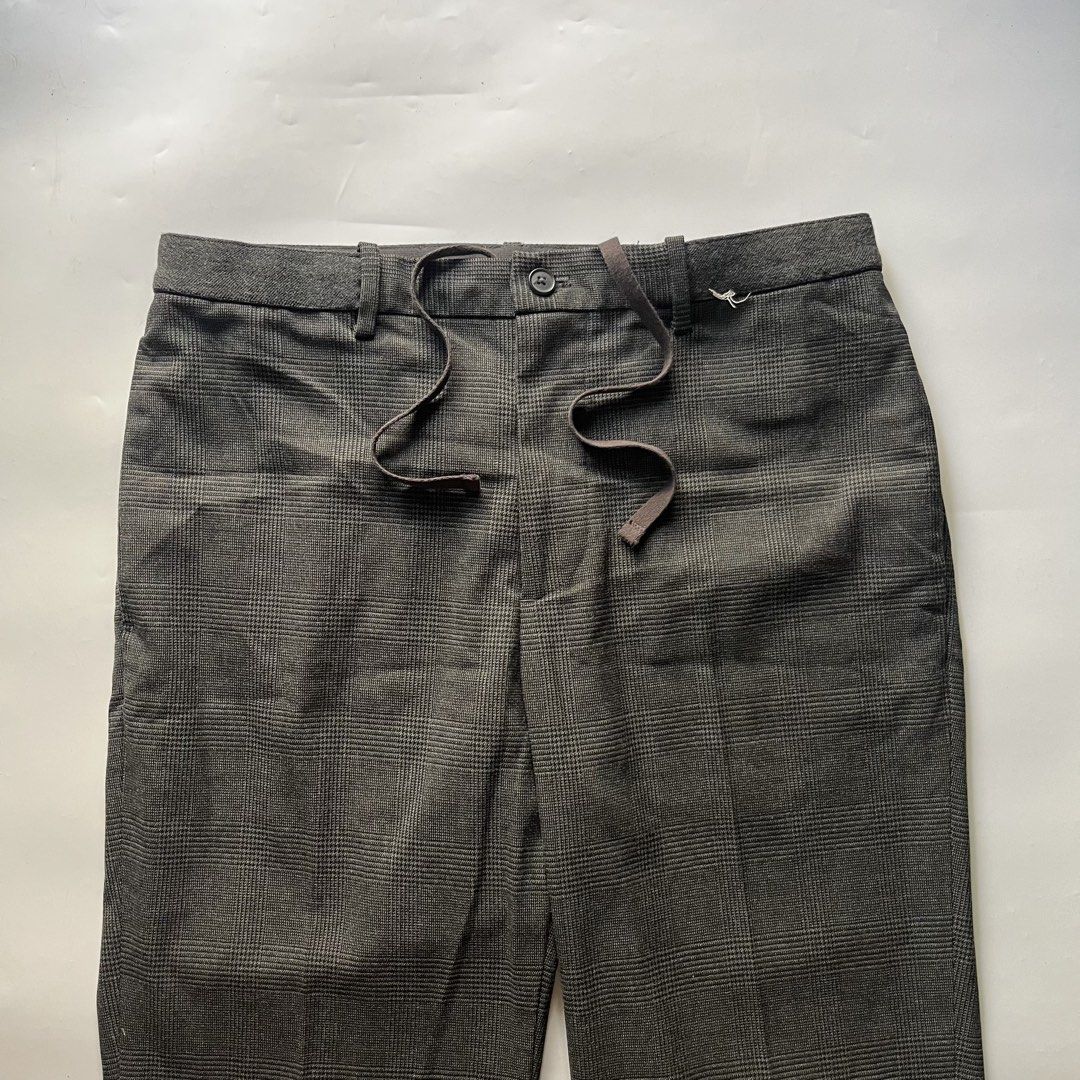 Uniqlo Ezy Smart Ankle Pants Checked Pattern in Gray (Category: Trousers) located in Caloocan City. Submitted by michaelmojicaa (Listing ID 1462976769, Image 3). Description: Uniqlo Ezy Smart Ankle Pants Checked Pattern in Gray Medium Waist 30-33 Length 37 Excellent condition No issue.