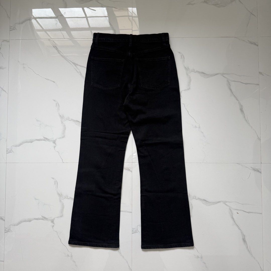 Uniqlo Flared High Rise Jeans (Category: Jeans) located in Santo Tomas. Submitted by the580closet (Listing ID 1462968151, Image 2). Description: - Size: 26 28 inches - waistline 39.5 inches - length 9.5 inches - leg opening.