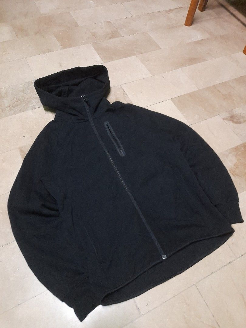 uniqlo full zip (Category: Coats, Jackets and Outerwear) located in Taguig. Submitted by sebas_tian (Listing ID 1463030944, Image 1). Description: - issue: cut washtags - Brand: Uniqlo - Type: Full-zip hoodie - Color: Black - Size: S (US 38 / UK 38 / EU 48) - Condition: Good - Features: Full zip closure, hood, zippered pocket detail - Meetup locations: Taguig, Pasay City.