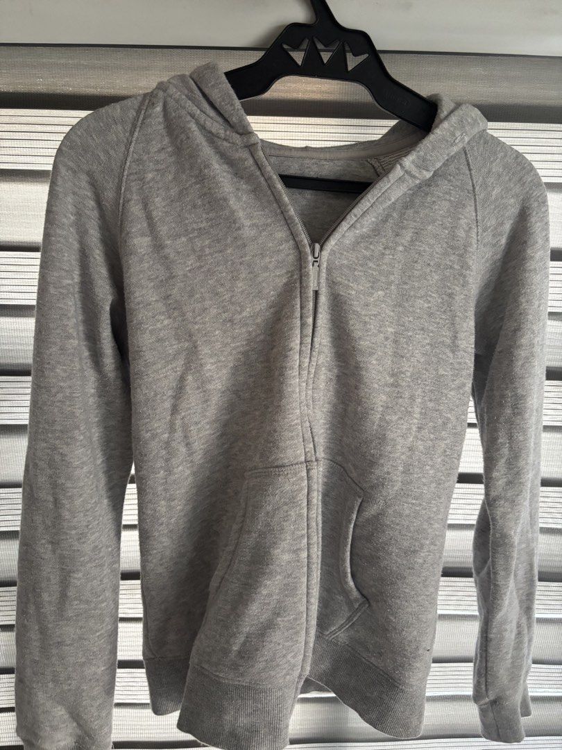 uniqlo gray jacket (Category: Coats, Jackets and Outerwear) located in Manila. Submitted by iyahpreloved_ (Listing ID 1462985802, Image 1). Description: uniqlo gray jacket! no lace sa hoodie, super nice size M.
