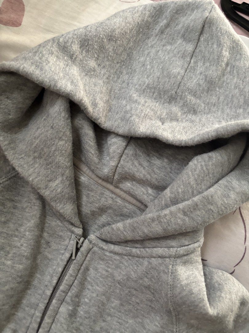 uniqlo gray jacket (Category: Coats, Jackets and Outerwear) located in Manila. Submitted by iyahpreloved_ (Listing ID 1462985802, Image 3). Description: uniqlo gray jacket! no lace sa hoodie, super nice size M.