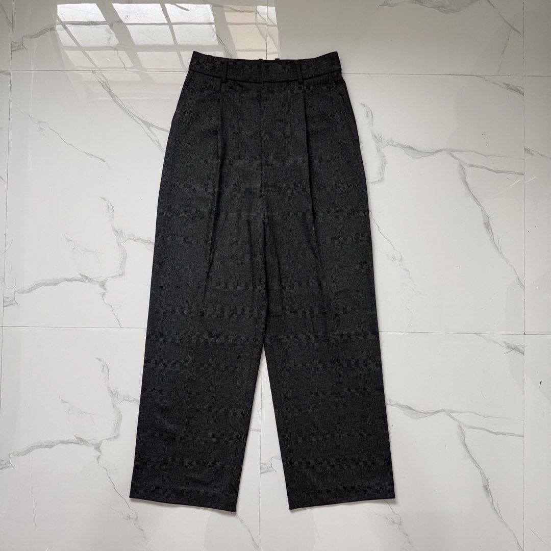 Uniqlo Pleated Wide Pants (Category: Other Bottoms) located in Santo Tomas. Submitted by the580closet (Listing ID 1462973016, Image 1). Description: - Size: Medium 27 inches - waistline 41 inches - length 9.5 inches - leg opening.