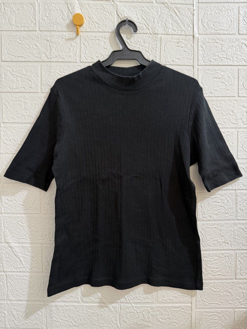 Uniqlo Ribbed Mock Neck Top (Black) (Category: Blouses) located in General Santos City (Dadiangas). Submitted by bvbthrifts (Listing ID 1463060943, Image 1). Description: - Size on tag: Medium - In good condition - Color Rate: 8/10 - No issues RFS: Decluttering.