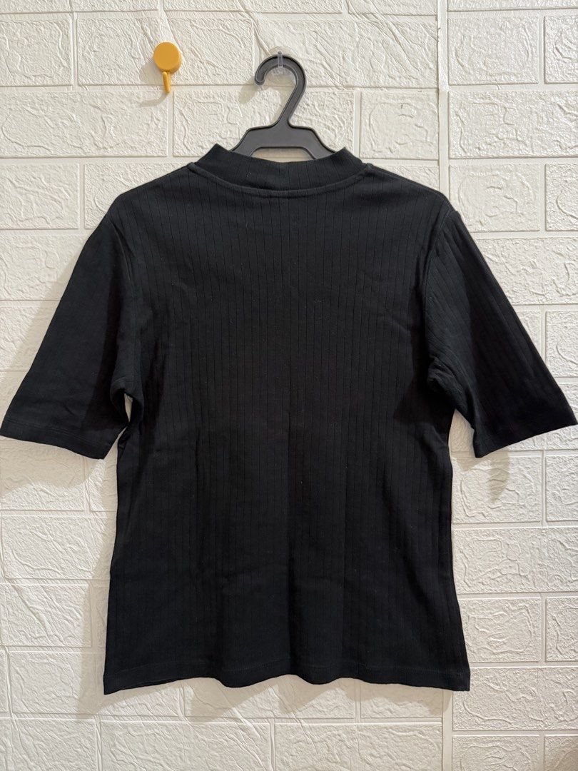 Uniqlo Ribbed Mock Neck Top (Black) (Category: Blouses) located in General Santos City (Dadiangas). Submitted by bvbthrifts (Listing ID 1463060943, Image 2). Description: - Size on tag: Medium - In good condition - Color Rate: 8/10 - No issues RFS: Decluttering.