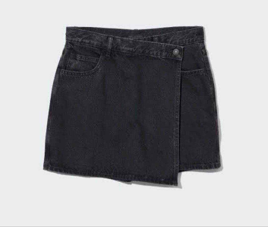 Uniqlo Skort black L (Category: Skirts) located in Quezon City. Submitted by graciee23 (Listing ID 1463079020, Image 1). Description: Brandnew with tag Laat price posted .