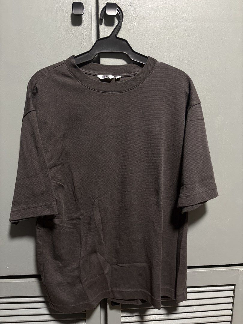Uniqlo U Oversized T-shirt (Category: Tshirts & Polo Shirts ) located in Manila. Submitted by allenv.2k (Listing ID 1463030952, Image 1). Description: - Uniqlo U Crewneck T-shirt - Color: Dark Grey - Fit: Relaxed - Size: XL - Material: Comfortable, perfect for everyday wear.