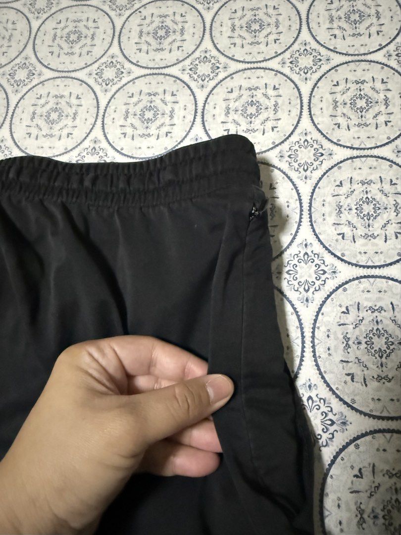 Uniqlo Ultra Stretch Active Shorts (Category: Shorts) located in Balanga. Submitted by quasar_soles (Listing ID 1463053160, Image 3). Description: Uniqlo Ultra Stretch Active Shorts - Large (32 waist) - Black - Zippered pocket on the right side.