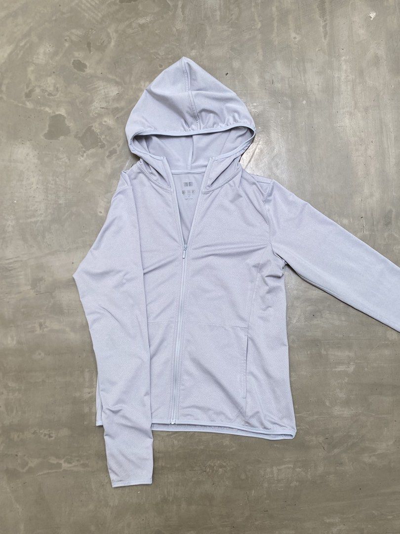 Uniqlo Zip Up Jacket (Category: Coats, Jackets and Outerwear) located in Paranaque City. Submitted by lilybso (Listing ID 1462955911, Image 2). Description: - uniqlo airism zip up in grey.