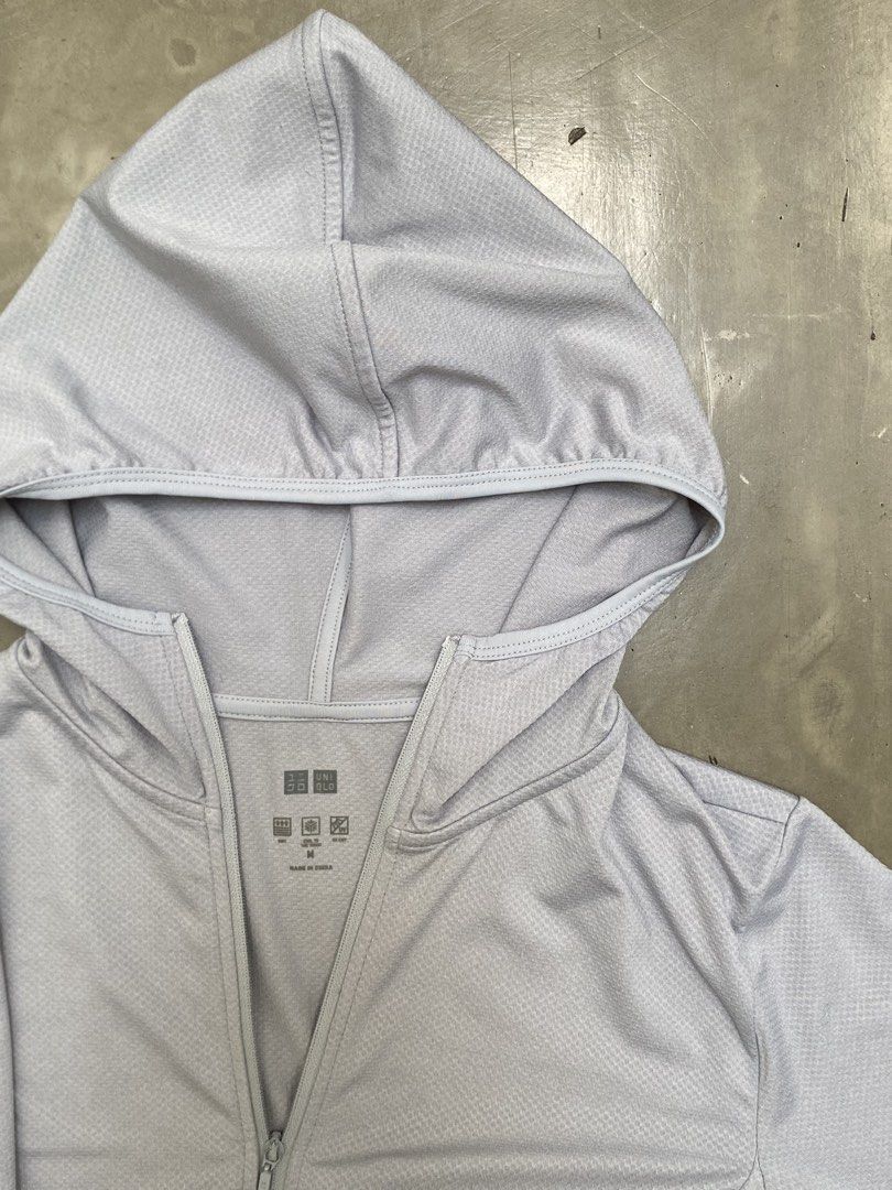 Uniqlo Zip Up Jacket (Category: Coats, Jackets and Outerwear) located in Paranaque City. Submitted by lilybso (Listing ID 1462955911, Image 3). Description: - uniqlo airism zip up in grey.
