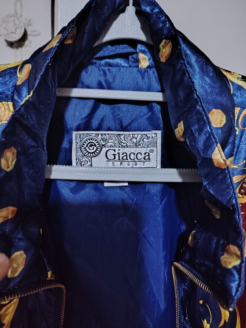 Unisex vintage jacket (Category: Coats, Jackets and Outerwear) located in Las Pinas. Submitted by kawatbear (Listing ID 1463035734, Image 3). Description: The Versace Era: In the late 1980s and early 1990s, high-end Italian design houses—most famously Gianni Versace—pioneered the fusion of classical Italian art and contemporary streetwear Small on tag dimes 25.5x26 issue lang nya may stain pero washable may bakat ng sticker stain see pictures gan