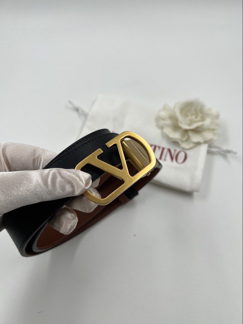 ⚜️Valentino reversible belt (Category: Luxury Accessories) located in Makati City. Submitted by 90sangel (Listing ID 1458226624, Image 3). Description: •Item: Valentino Reversible Belt 🖤🤎 •Size: 75-110cm available black/ tan (we source other colors) •Condition: Excellent! As New! .