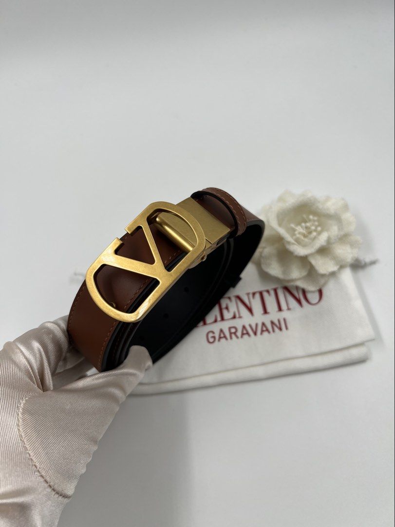 ⚜️Valentino reversible belt (Category: Luxury Accessories) located in Makati City. Submitted by 90sangel (Listing ID 1458226624, Image 2). Description: •Item: Valentino Reversible Belt 🖤🤎 •Size: 75-110cm available black/ tan (we source other colors) •Condition: Excellent! As New! .