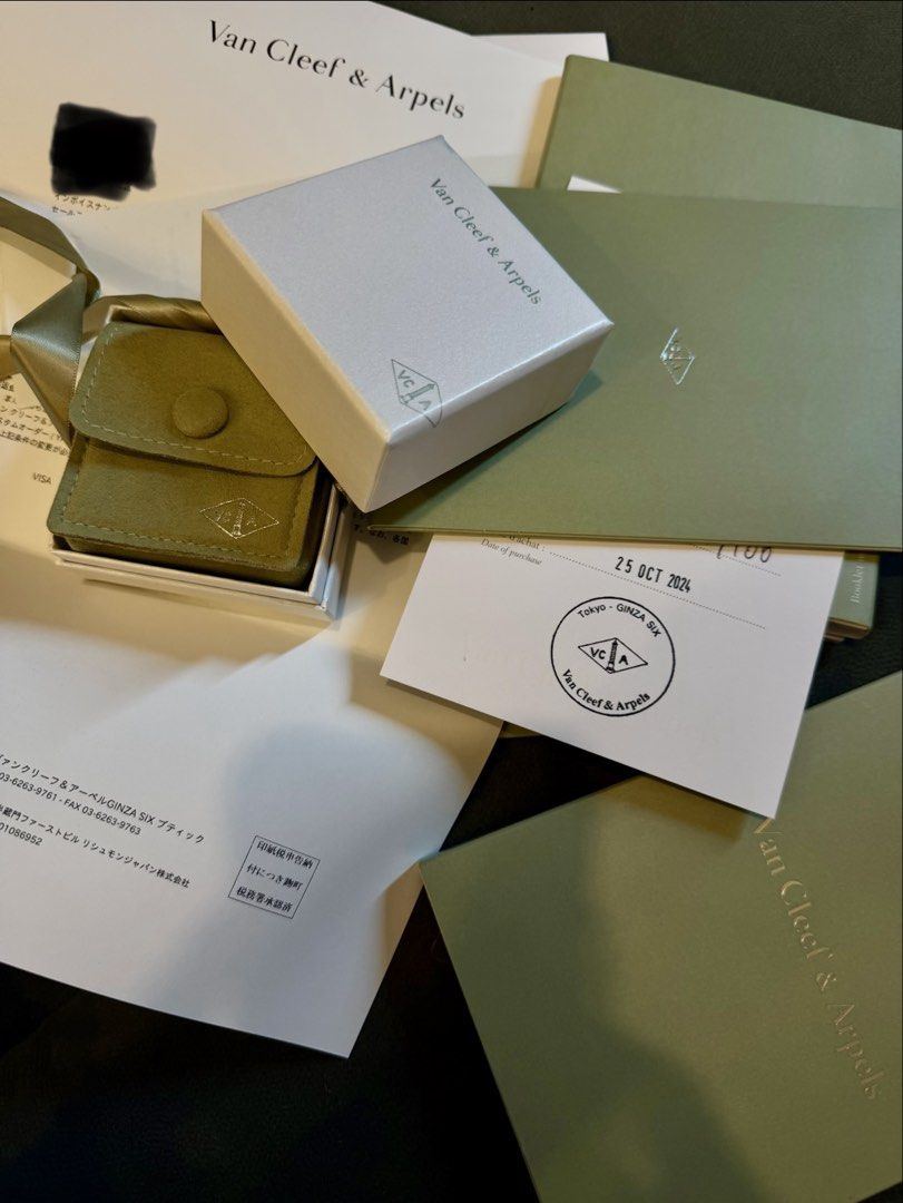 Van Cleef&Arpels （分類：飾物及配件）位於 Hong Kong。 由 scarlett0111 提交（商品編號 1462929115，圖片 2）。簡介： 2024年10月購買 冇乜點帶過99%new沒有花痕 購自東京銀座 香港原價$14000 Full set有證書有編號有單 🍀Van Cleef & Arpels Sweet Alhambra pendant necklace. Yellow gold with mother-of-pearl clover. 。