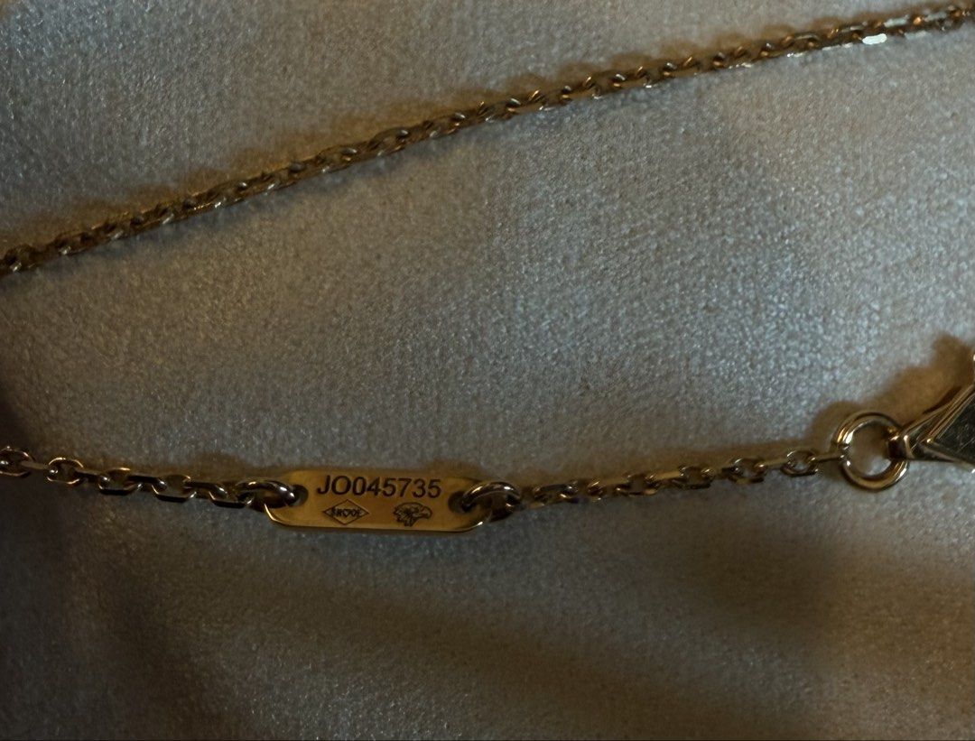 Van Cleef&Arpels （分類：飾物及配件）位於 Hong Kong。 由 scarlett0111 提交（商品編號 1462929115，圖片 3）。簡介： 2024年10月購買 冇乜點帶過99%new沒有花痕 購自東京銀座 香港原價$14000 Full set有證書有編號有單 🍀Van Cleef & Arpels Sweet Alhambra pendant necklace. Yellow gold with mother-of-pearl clover. 。