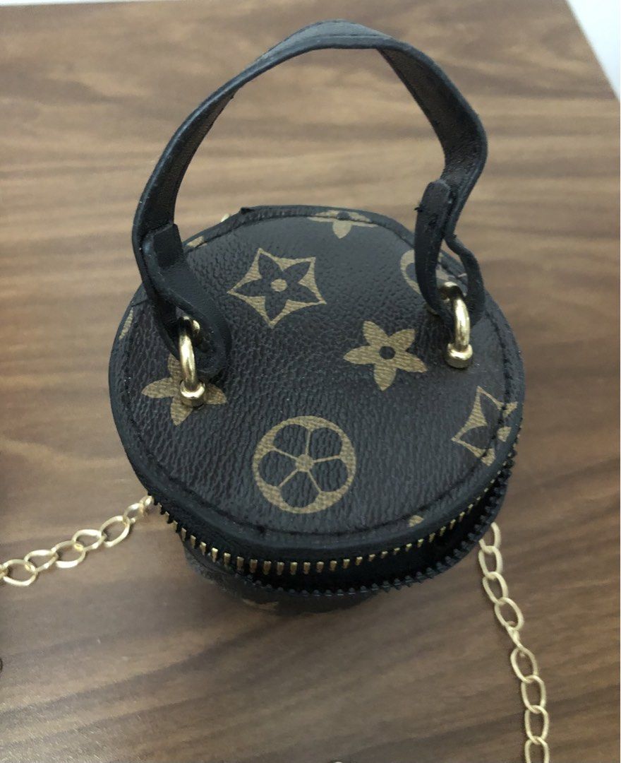 Vanity Chain Pouch Bag (Category: Luxury Bags & Wallets) located in Cavite. Submitted by surplus_atbp (Listing ID 1463003395, Image 3). Description: .