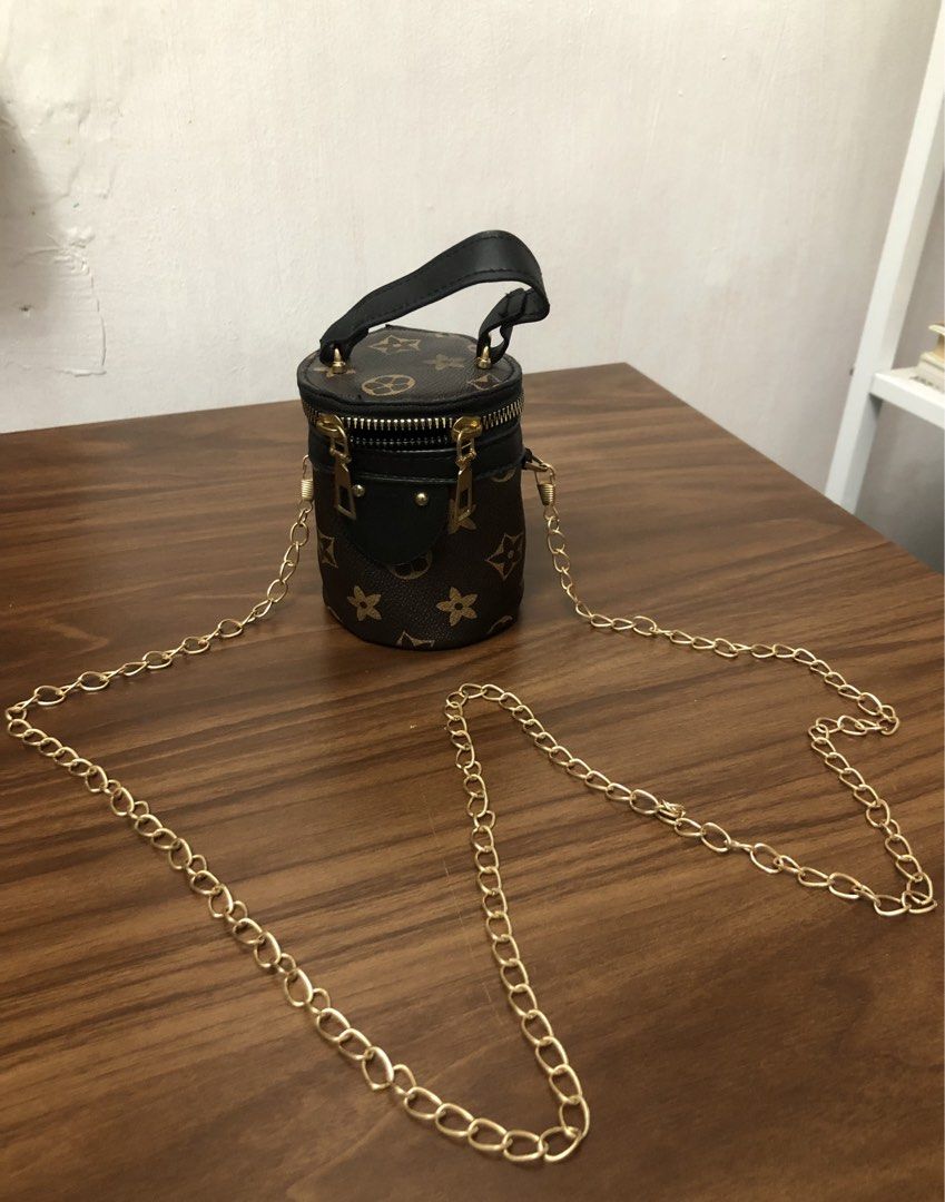 Vanity Chain Pouch Bag (Category: Luxury Bags & Wallets) located in Cavite. Submitted by surplus_atbp (Listing ID 1463003395, Image 1). Description: .