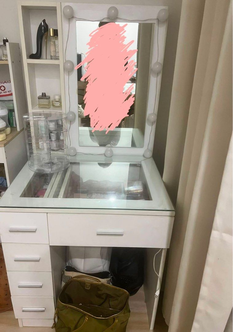 Vanity Table (Category: Other Home Furniture) located in Santa Rosa. Submitted by declutteredbyanna (Listing ID 1462953196, Image 1). Description: Slightly negotiable :) pm your offer.