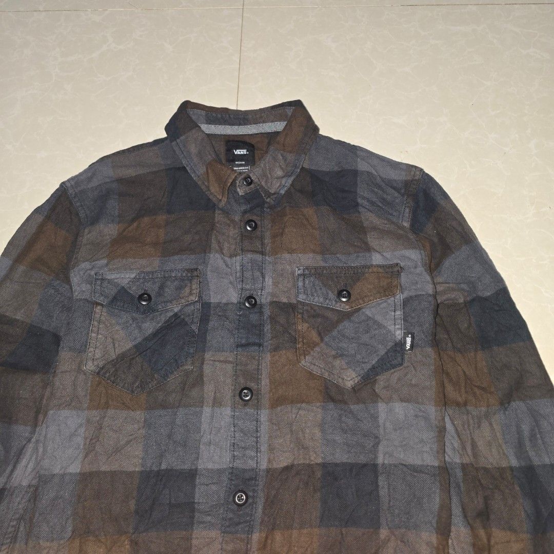 Vans checkered flannel (Category: Formal Shirts) located in El Nido. Submitted by marco.tandoc (Listing ID 1463004167, Image 3). Description: size: Medium width: 21 length: 27 no issue.