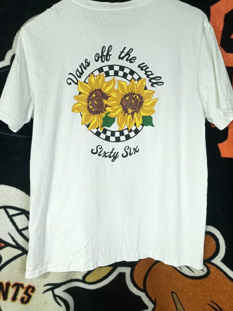 Vans White T-shirt (Category: Tshirts & Polo Shirts ) located in Castilla. Submitted by stignapamorma (Listing ID 1463116620, Image 1). Description: Size - 19x25 Condition - Excellent Color Rate - 9/10 Issue - None Price - 500+SF.