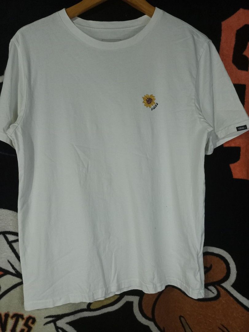 Vans White T-shirt (Category: Tshirts & Polo Shirts ) located in Castilla. Submitted by stignapamorma (Listing ID 1463116620, Image 2). Description: Size - 19x25 Condition - Excellent Color Rate - 9/10 Issue - None Price - 500+SF.