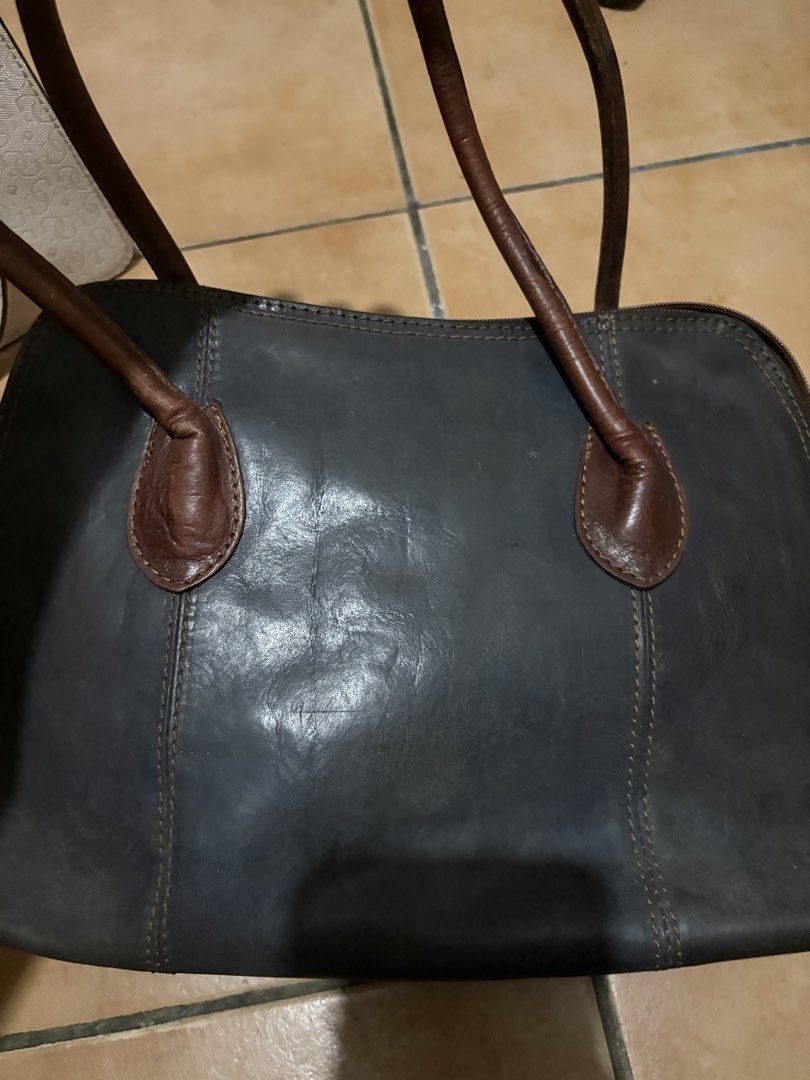 vera pelle (Category: Luxury Bags & Wallets) located in San Juan City. Submitted by newdeer.0af166 (Listing ID 1463022702, Image 2). Description: Vero Pelle – Made in Italy 🇮🇹 📌 Material: Genuine leather 📌 Color: Dark navy/black with brown leather handles 📌 Condition: Good pre-loved condition 📌 Style: Classic structured handbag / tote 📌 Closure: Zipper closure 📌 Note: Has visible signs of use and minor marks from storage/use, but still lo